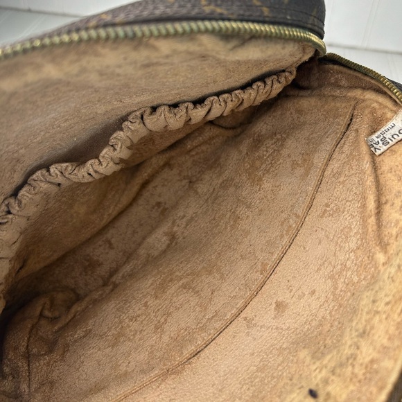 Genuine Louis Vuitton Trousse 23 Unisex
Brown Monogram Canvas Cosmetic Bag - Picture 11 of 14